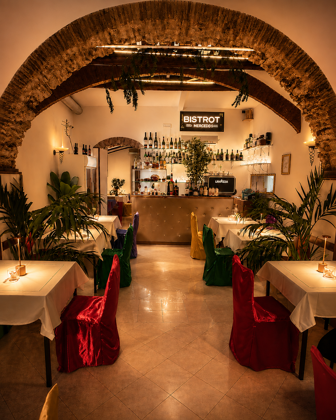 Sala del Bistrot Mercedes a La Spezia con arco in pietra, luci soffuse e tavoli apparecchiati